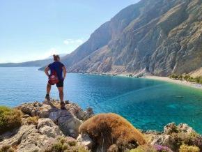 在海边徒步旅行, 克里斯·艾略特背对着镜头，俯瞰克里特岛的卢特罗湾, Greece.